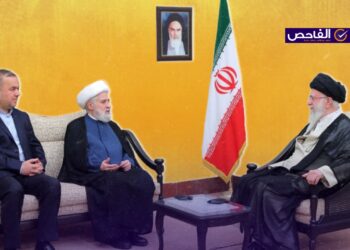 الصورة قديمة وليست للقاء حديث بين خامنئي ونعيم قاسم!